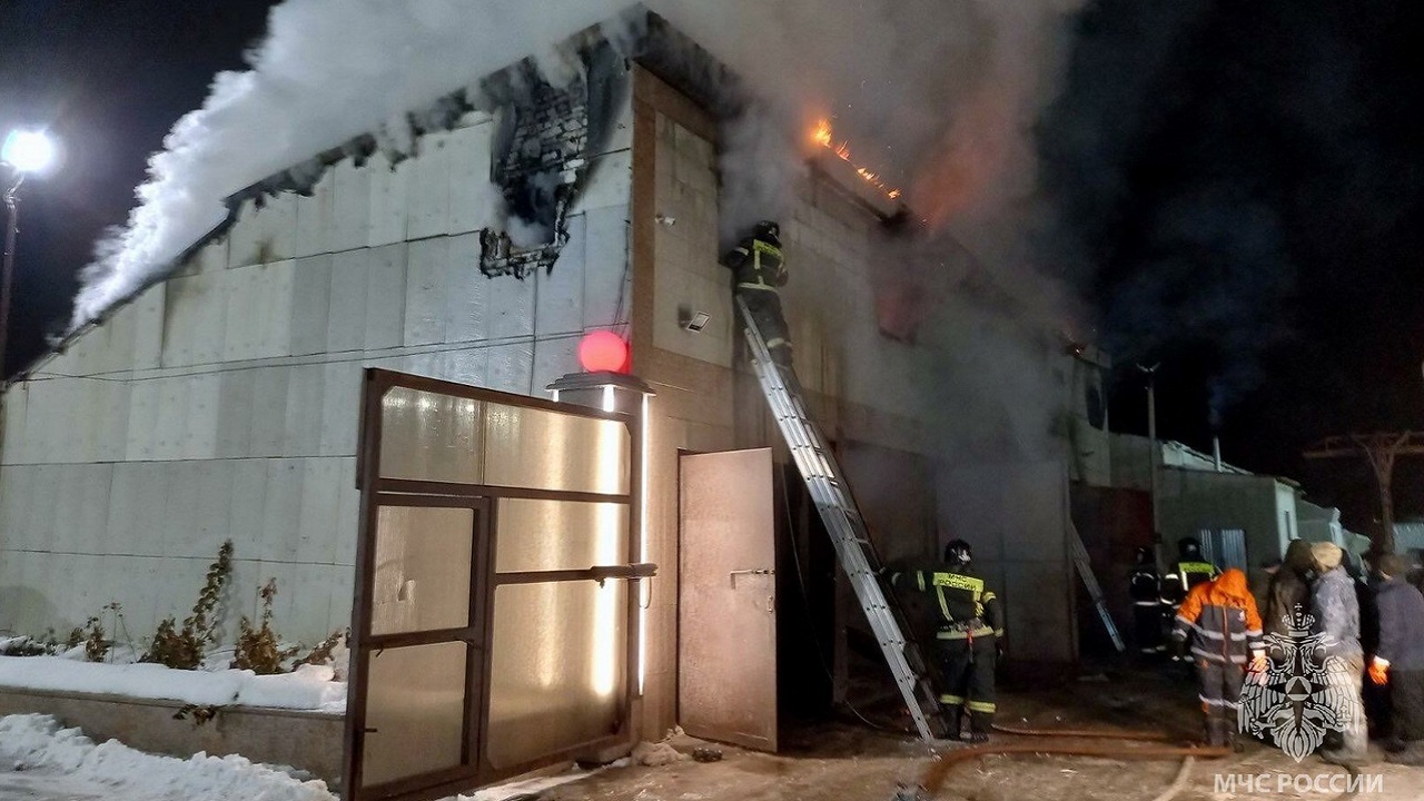 На складе под Челябинском произошел пожар: огонь полыхал на площади 200 кв. м