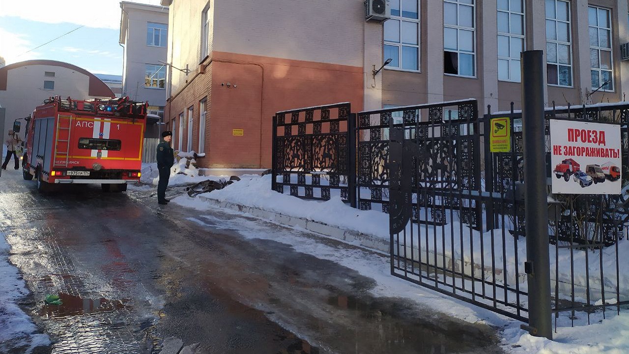 Из школы в Челябинске эвакуировались 400 человек
