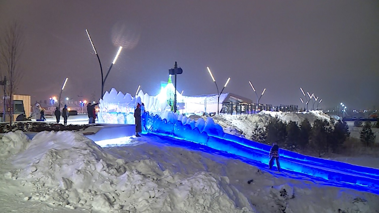 Огромный каток и зимний фонтан: чем удивил ледовый городок в новом парке Магнитогорска