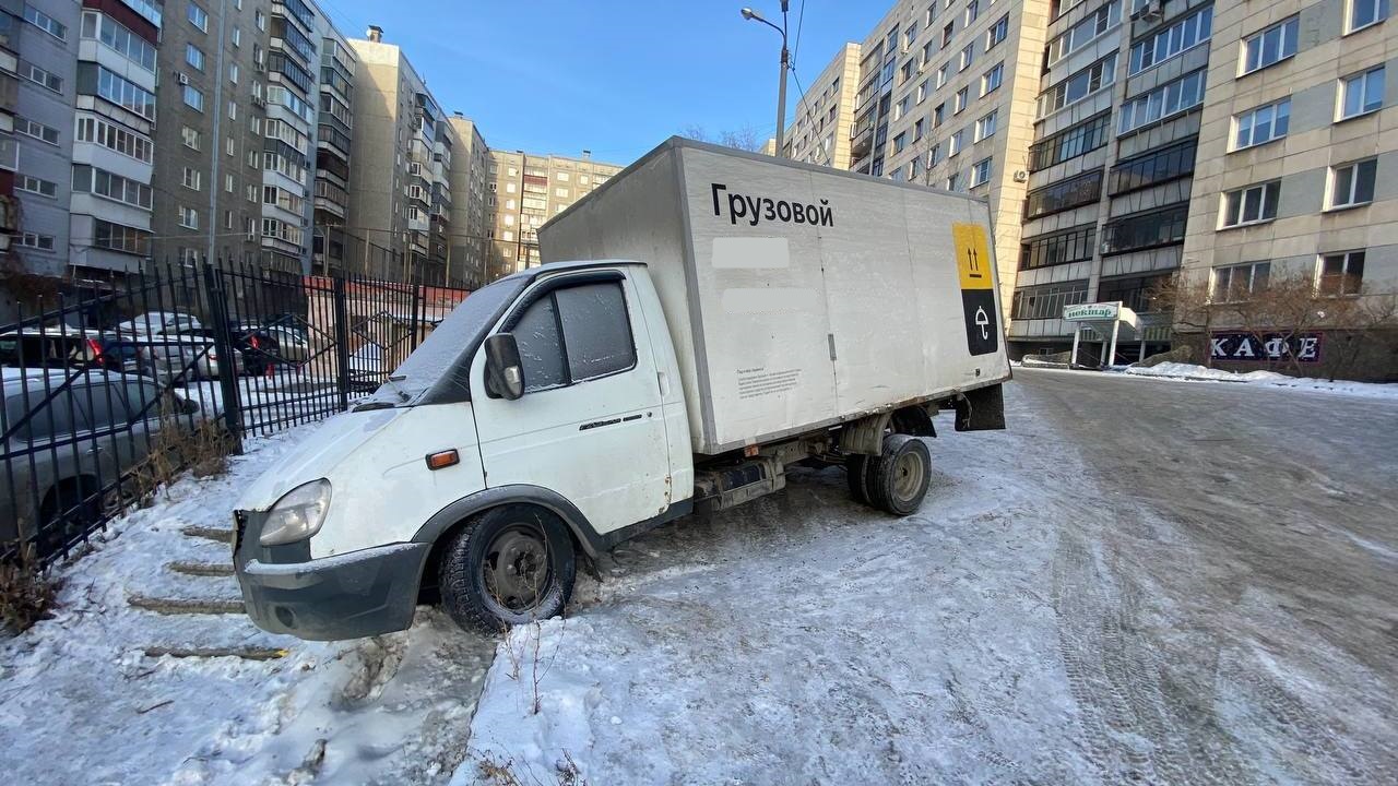 Автомобиль в Челябинске вылетел с дороги: на помощь приехал глава Центрального района
