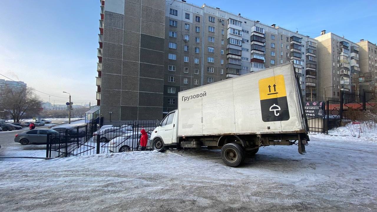 Автомобиль в Челябинске вылетел с дороги: на помощь приехал глава Центрального района