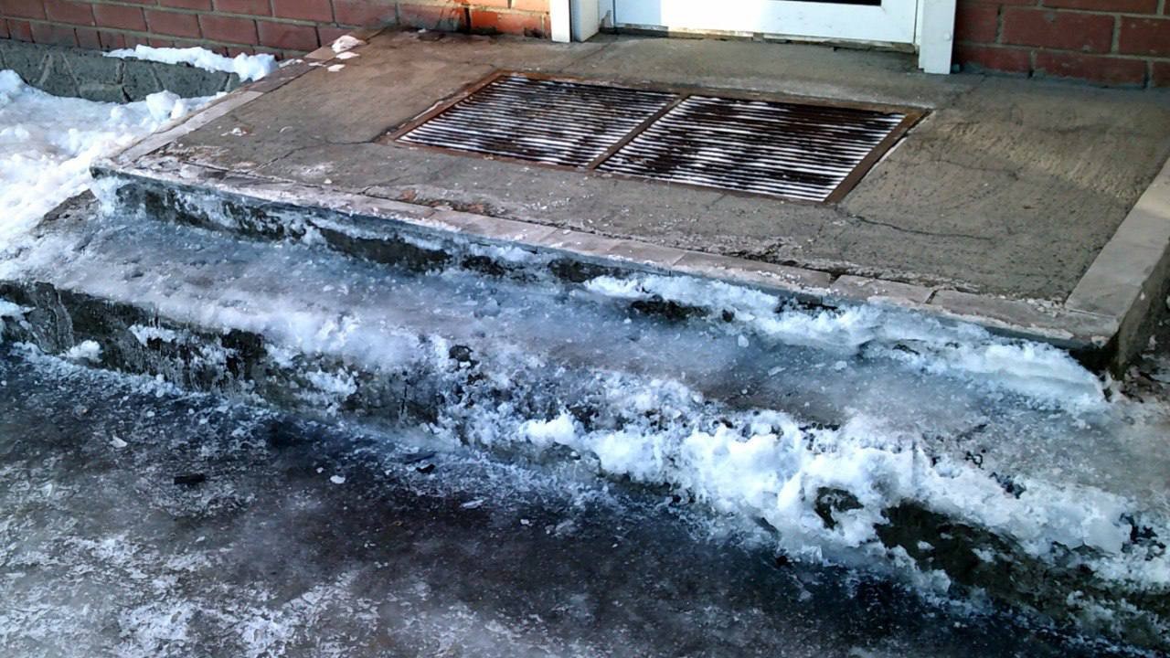Торговые сети и УК Челябинска накажут за лед на тротуарах