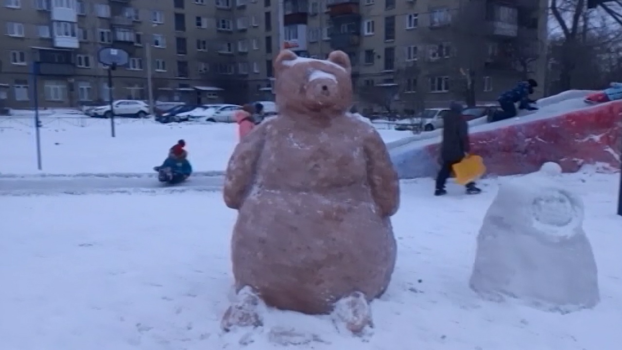 Жители Челябинска пстроили ледовый городок во дворе своими руками