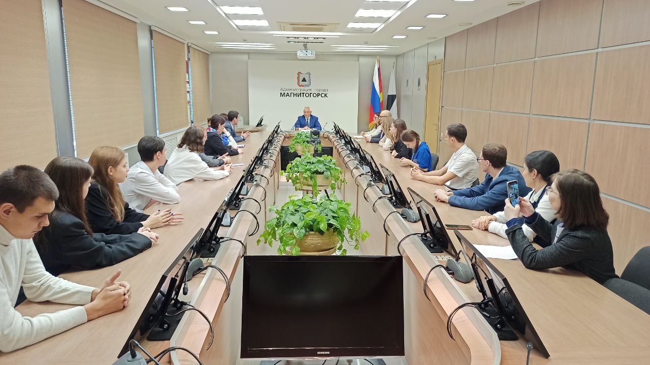 Школьники Магнитогорска знакомятся с работой политиков Школьники Магнитогорска знакомятся с работой политиков