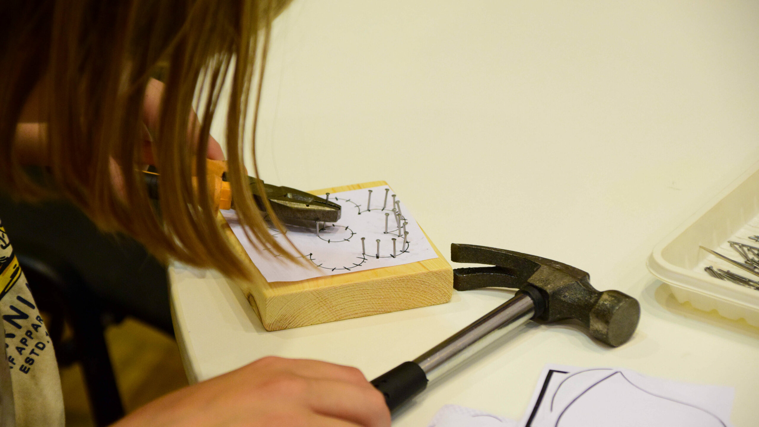 72 часа на новую профессию: подростки в Златоусте учатся клеить обои и готовить