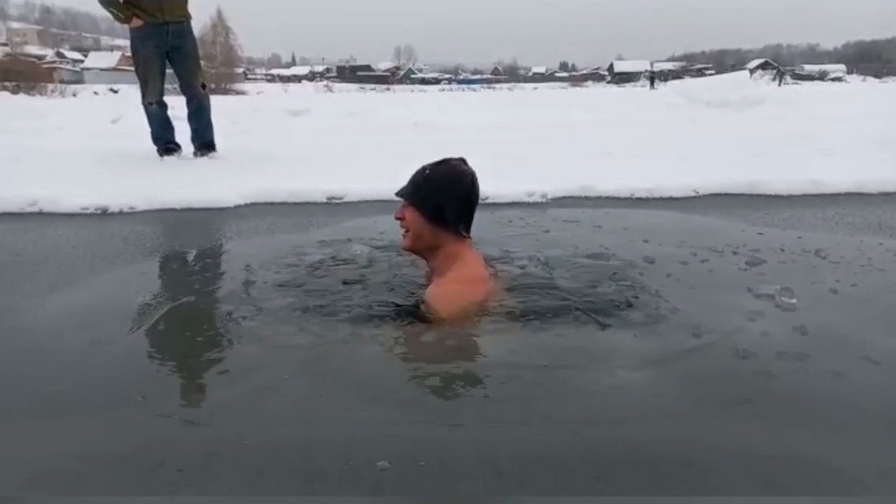 Моржи в Челябинской области устроили массовый заплыв в ледяной воде