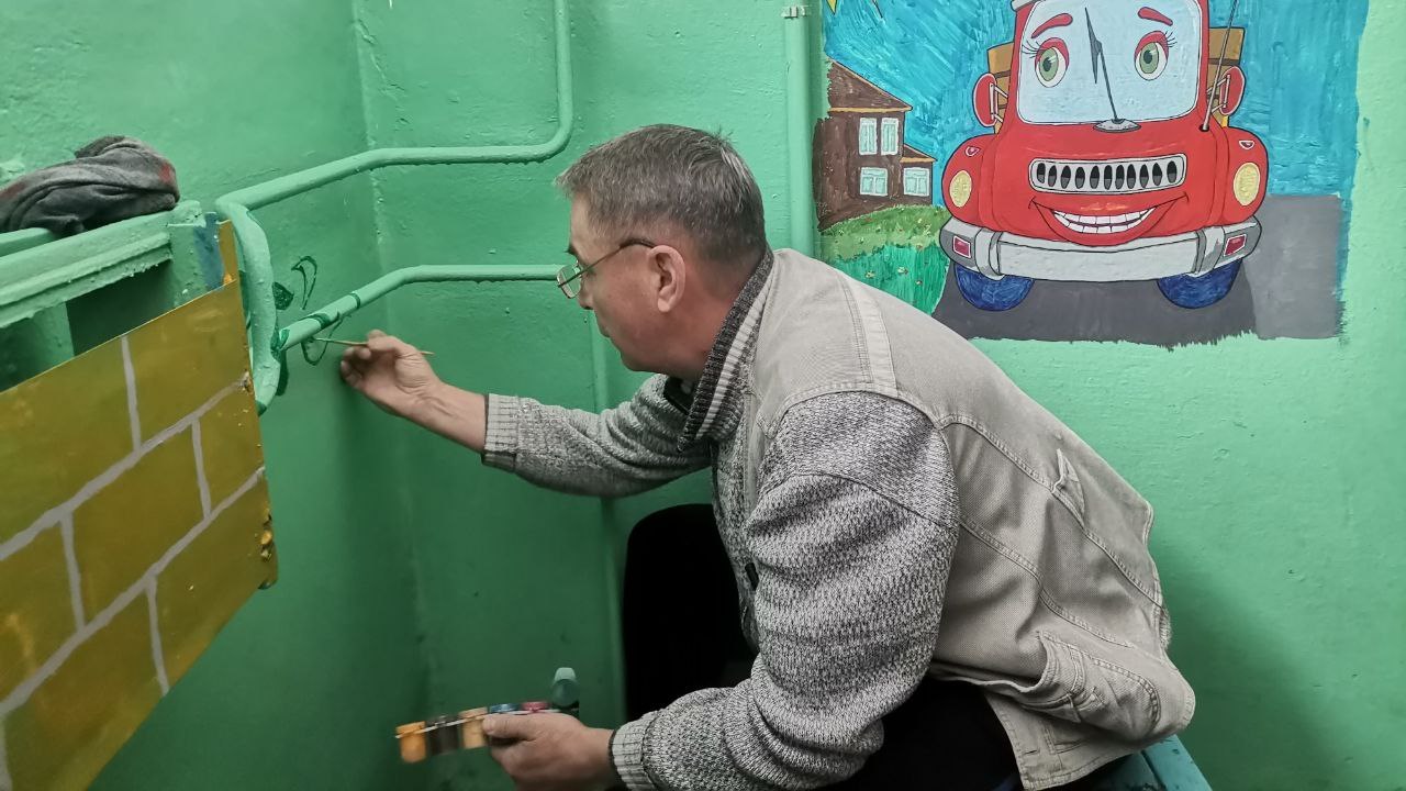 Житель Южного Урала превратил подъезд многоэтажки в страну мультфильмов