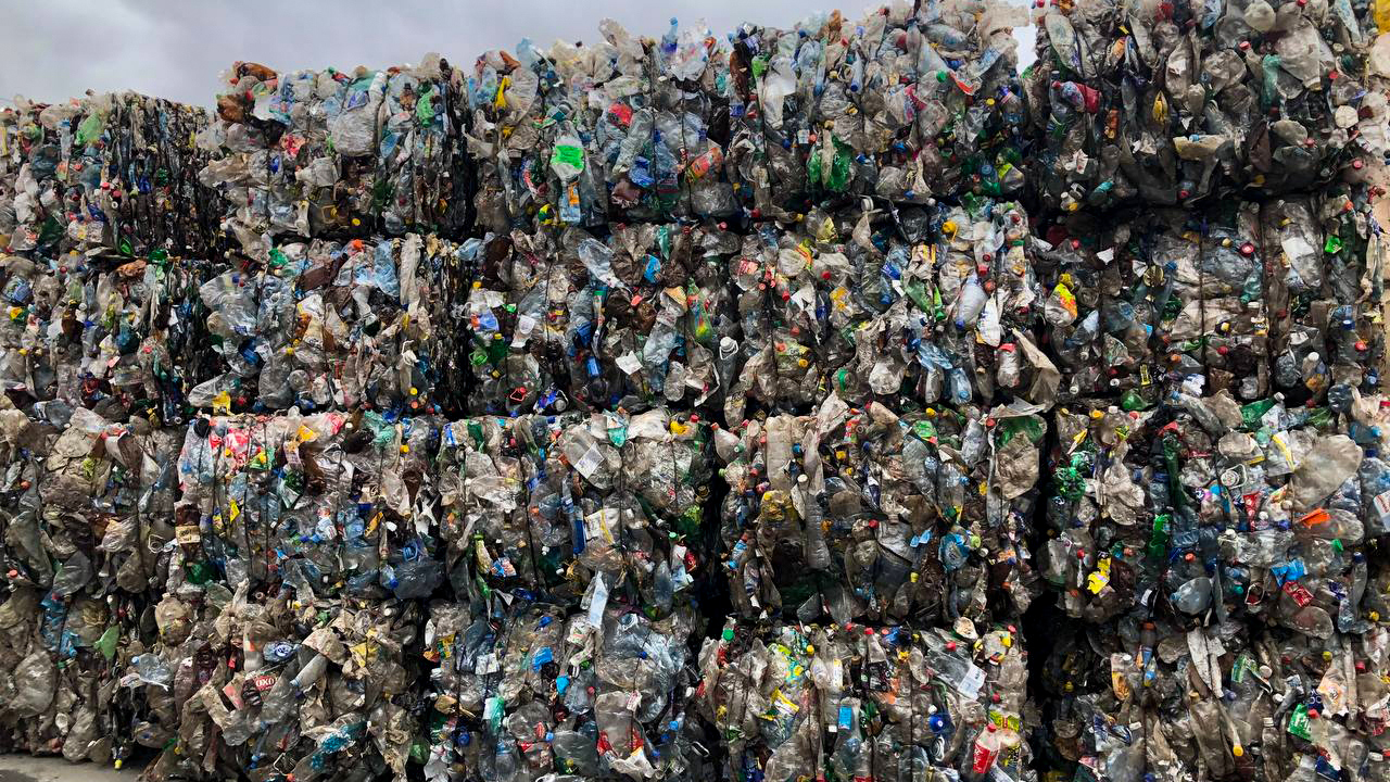 Коммунальщики рассказали, что чаще всего выбрасывают в мусор жители Челябинска