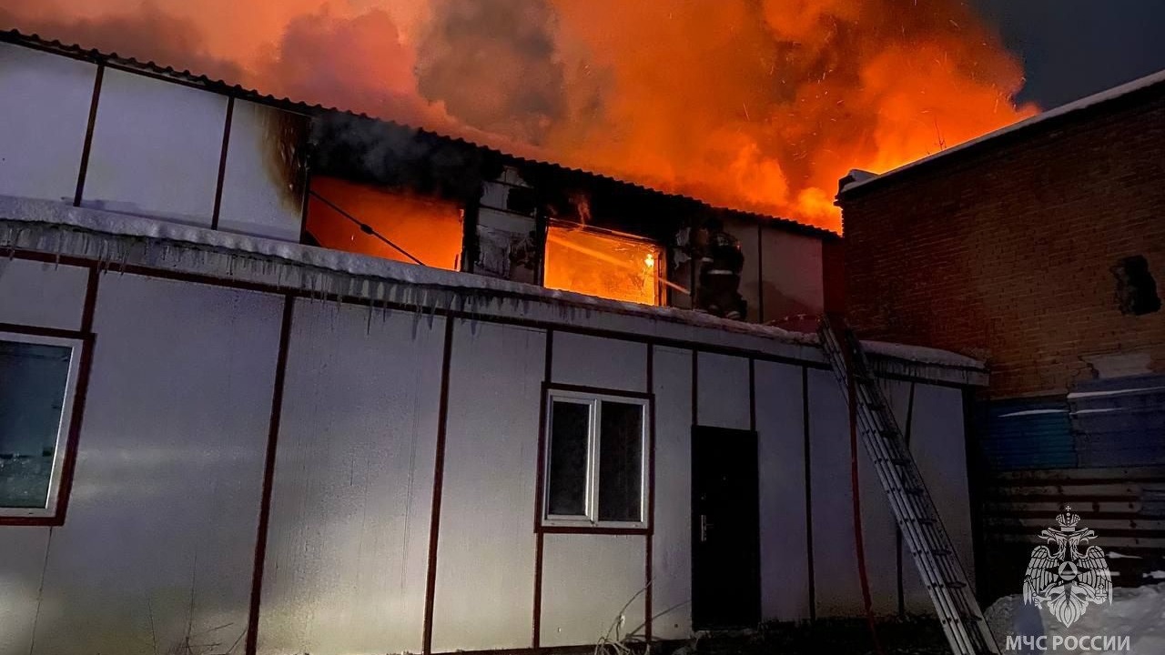 Мебельный цех загорелся в Челябинской области