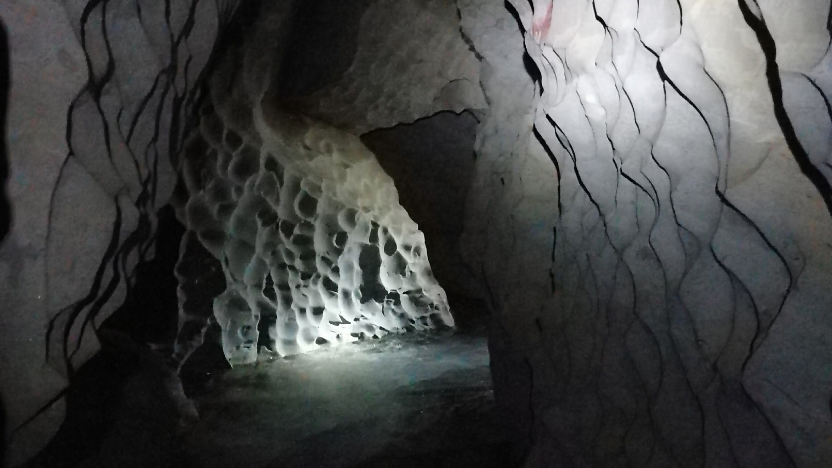 Ледяной замок: туристы сделали фото подземного царства в Челябинской области
