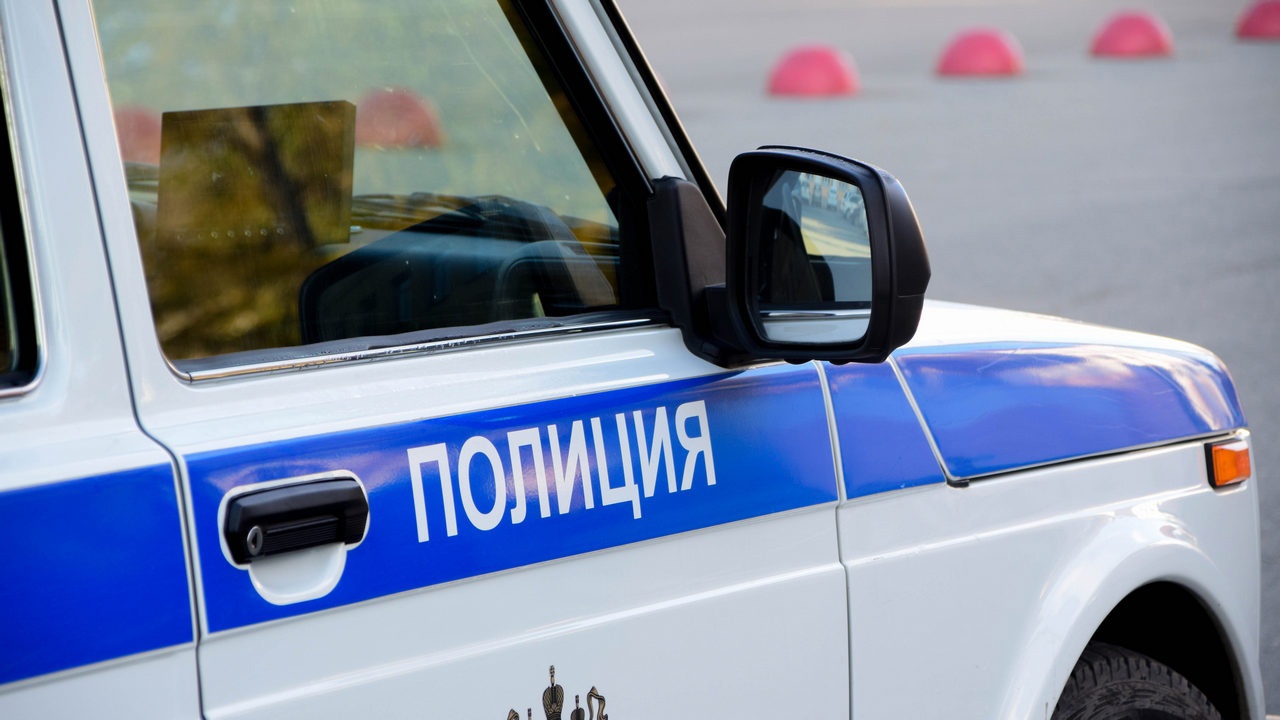 Полицейский в Челябинской области спас ребенка, запертого в машине