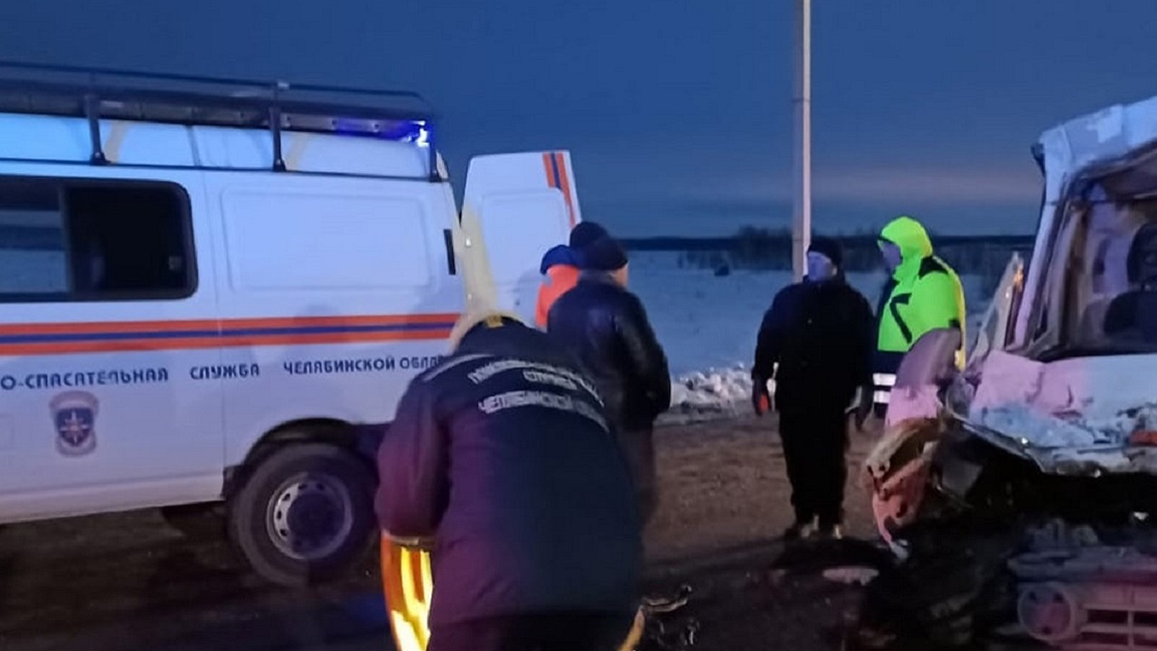 Зажало водителя: грузовик протаранил фургон на трассе в Челябинской области
