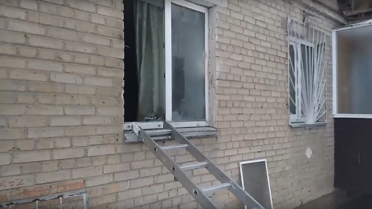 Мужчину с переломом ноги вытащили через окно в Челябинской области ВИДЕО