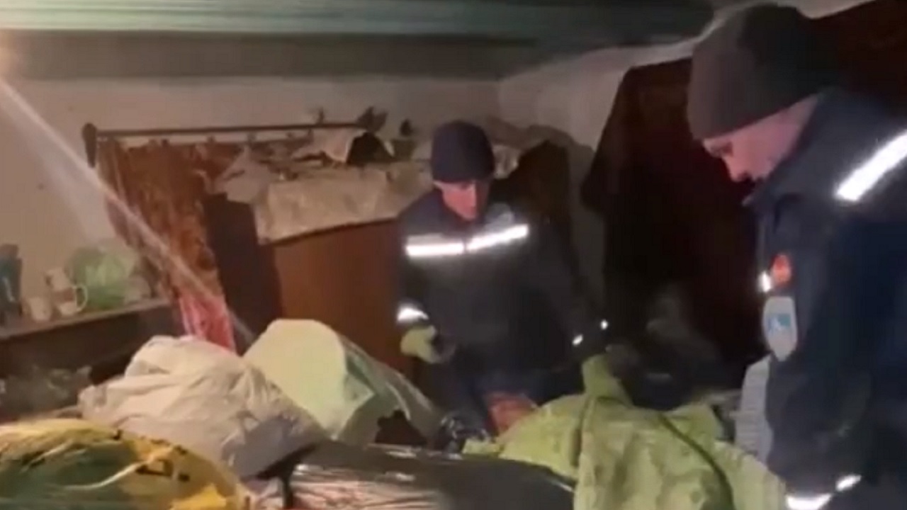 В Челябинской области женщину завалило мусором в квартире: понадобилась помощь спасателей