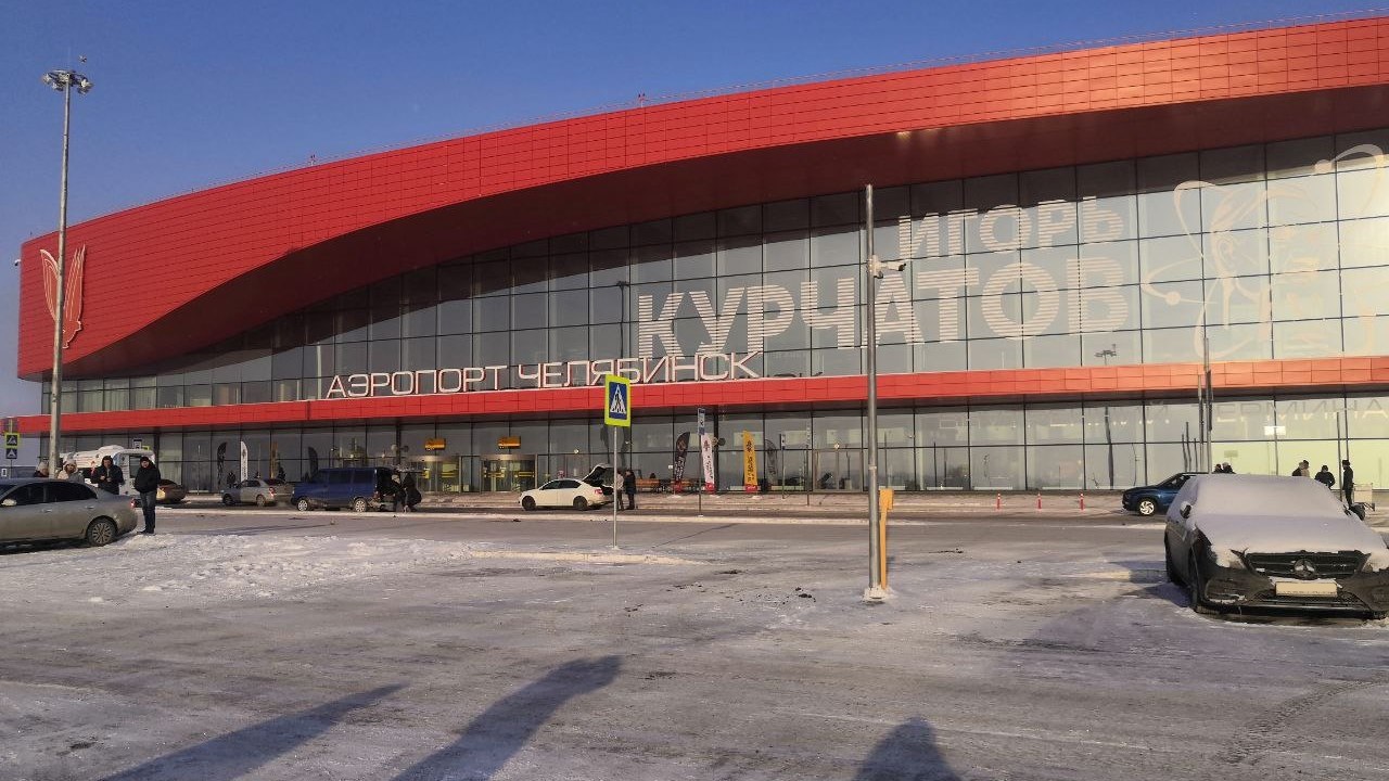 Ледяной дождь частично парализовал работу челябинского аэропорта: задерживаются 9 рейсов
