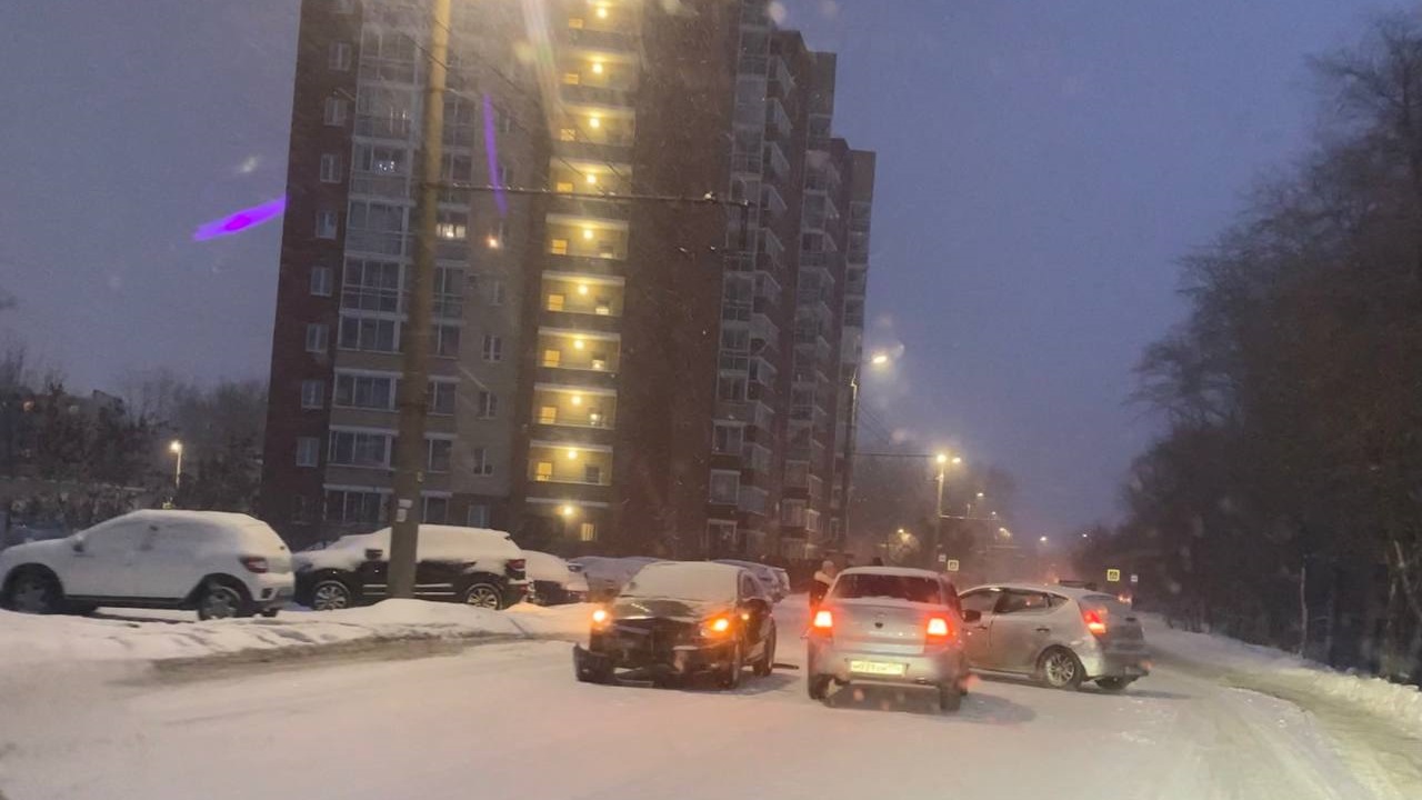 В Челябинске из-за непогоды парализовало движение в утренний час пик