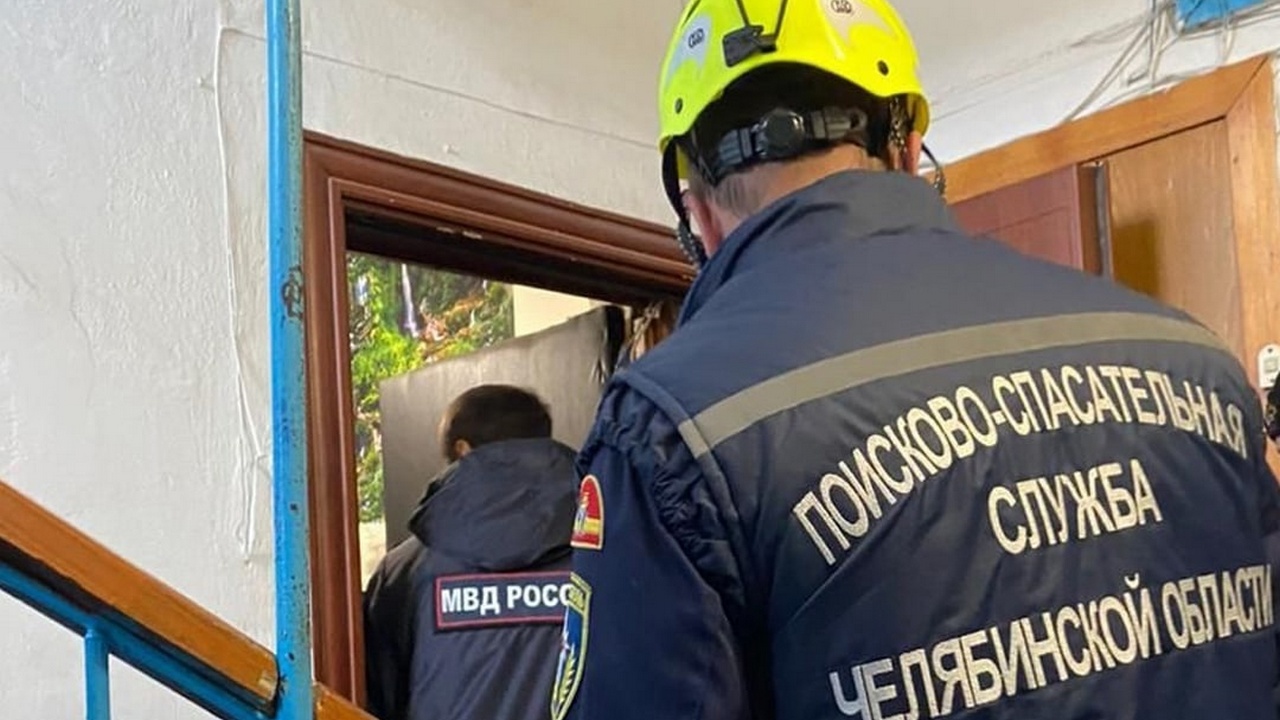 Спасатели освободили 83-летнюю бабушку из запертой квартиры в Челябинской области