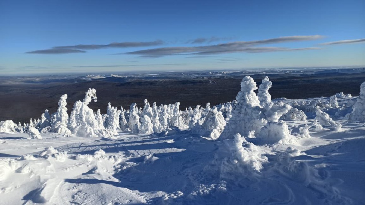 Снежный панцирь: в горах Южного Урала образовались огромные плотные сугробы