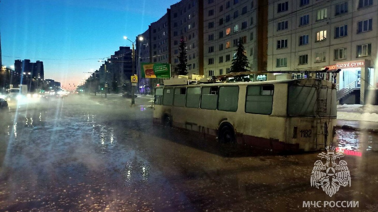 В Челябинске во время движения загорелся троллейбус с пассажирами