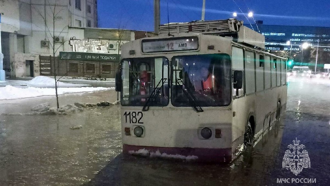 В Челябинске во время движения загорелся троллейбус с пассажирами