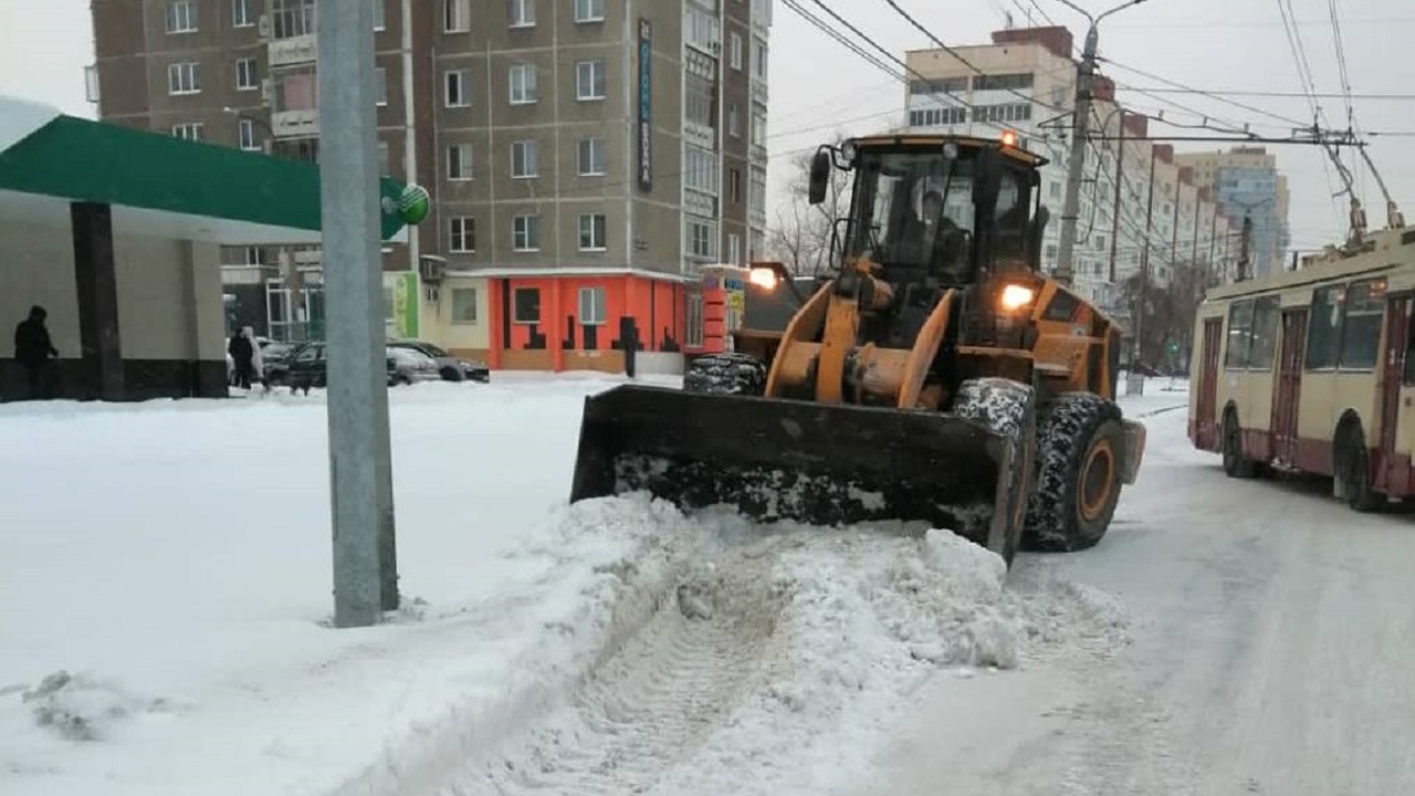 Гололед и сугробы: люди и техника в Челябинске вышли на уборку улиц