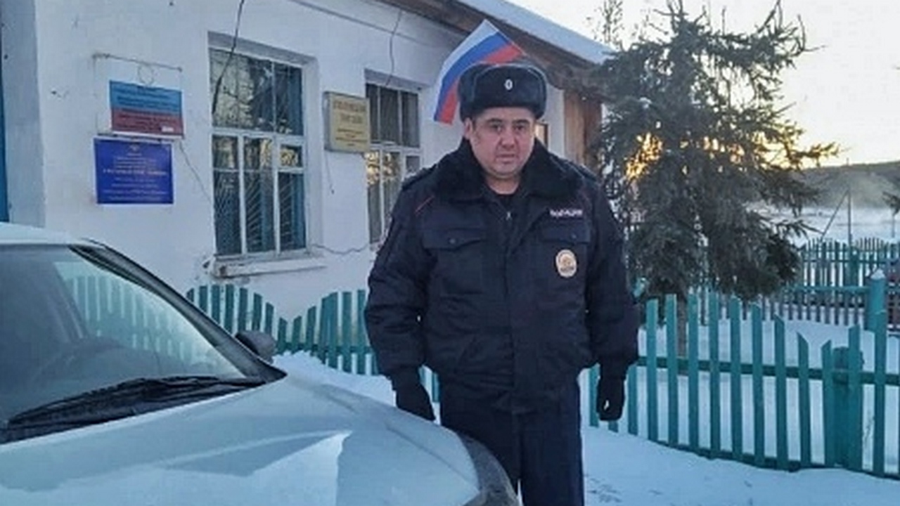 Полицейский помог замерзающему водителю на трассе в Челябинской области