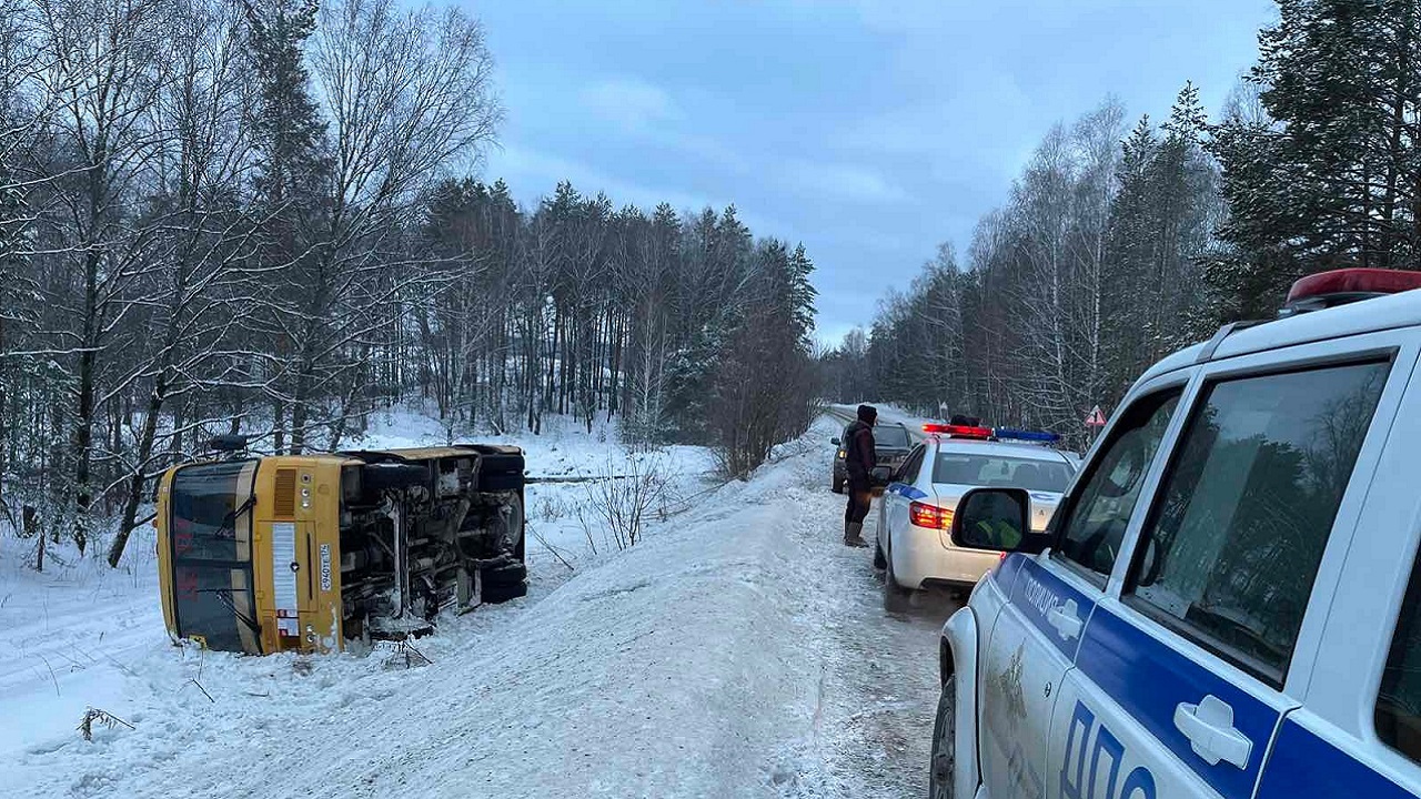 Школьный автобус перевернулся в Челябинской области ВИДЕО