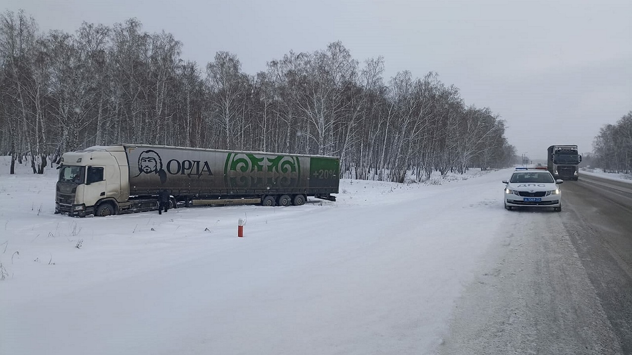 На трассе М5 сотрудники ГИБДД помогли вытащить застрявшие в снегу фуры