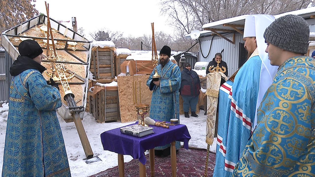 В Челябинске освятили главный крест и купол храма Александра Невского