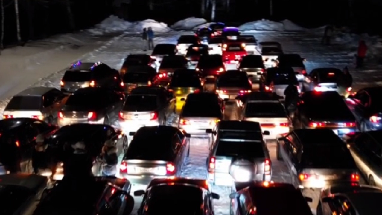 Огромную елку из автомобилей собрали в Челябинской области ВИДЕО