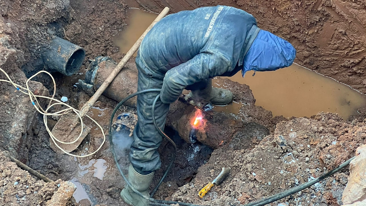 Затопило дорогу: коммунальную аварию устраняют в Челябинской области