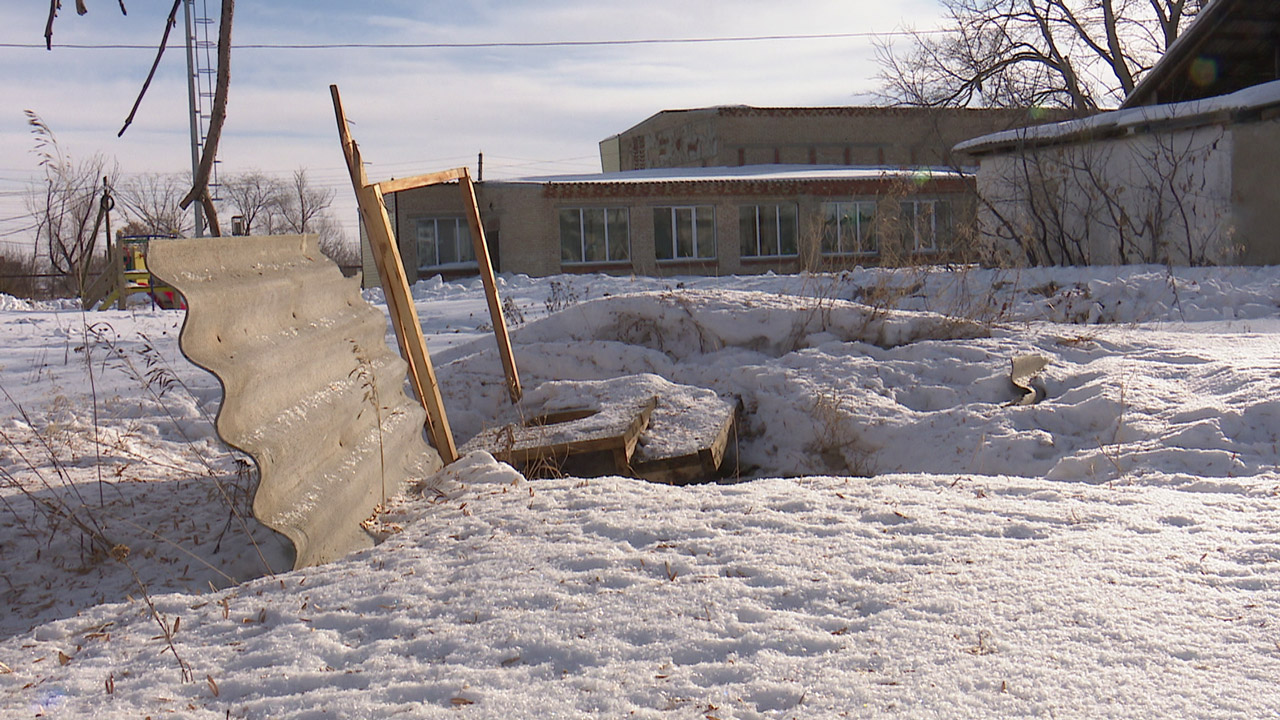 Разобрали на дрова: в поселке Челябинской области украли общественный туалет