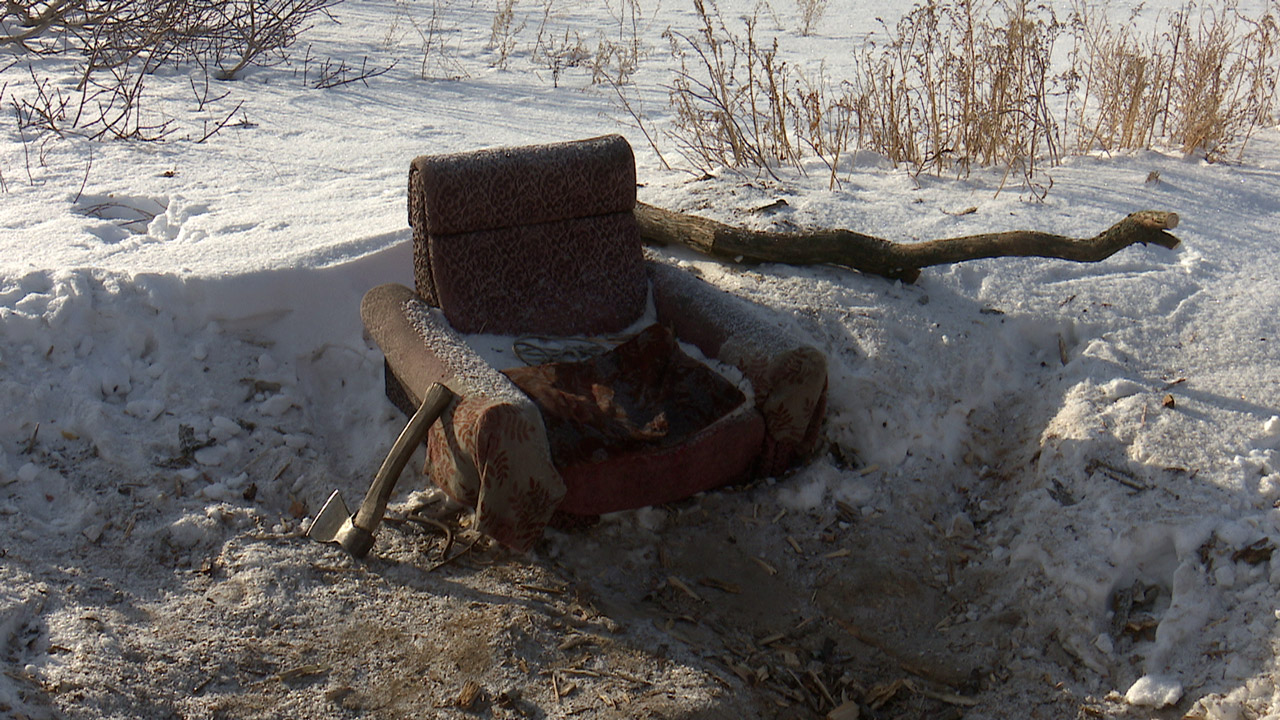 Разобрали на дрова: в поселке Челябинской области украли общественный туалет