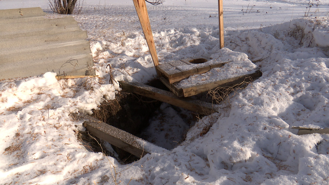 Разобрали на дрова: в поселке Челябинской области украли общественный туалет