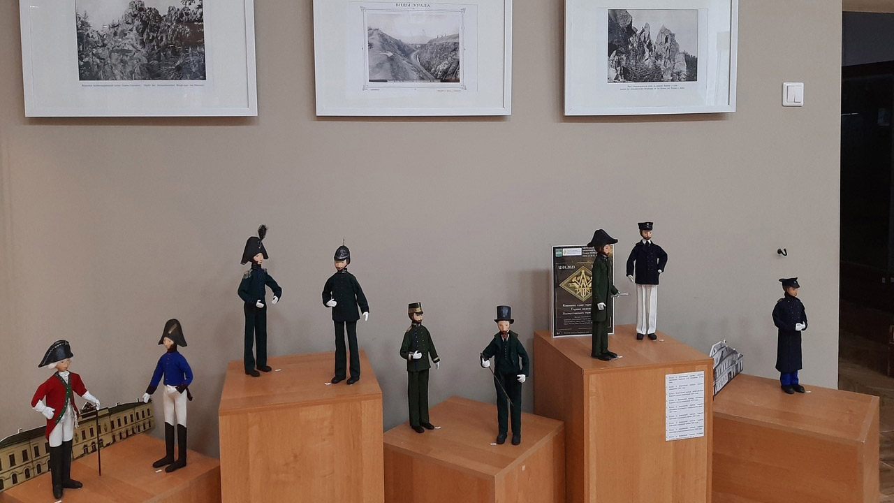 На Южном Урале представили макет пушки XIX века и восковые фигуры горных инженеров