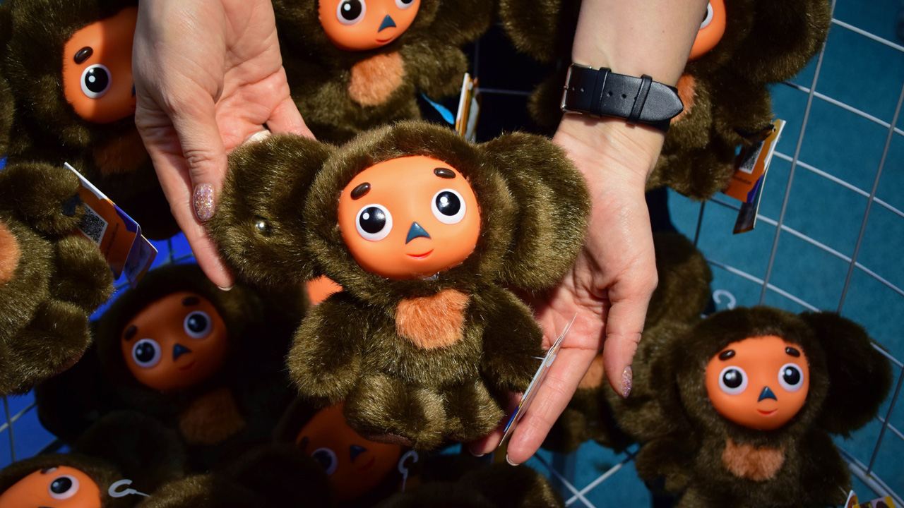 Жители Челябинска массово раскупают игрушечных Чебурашек