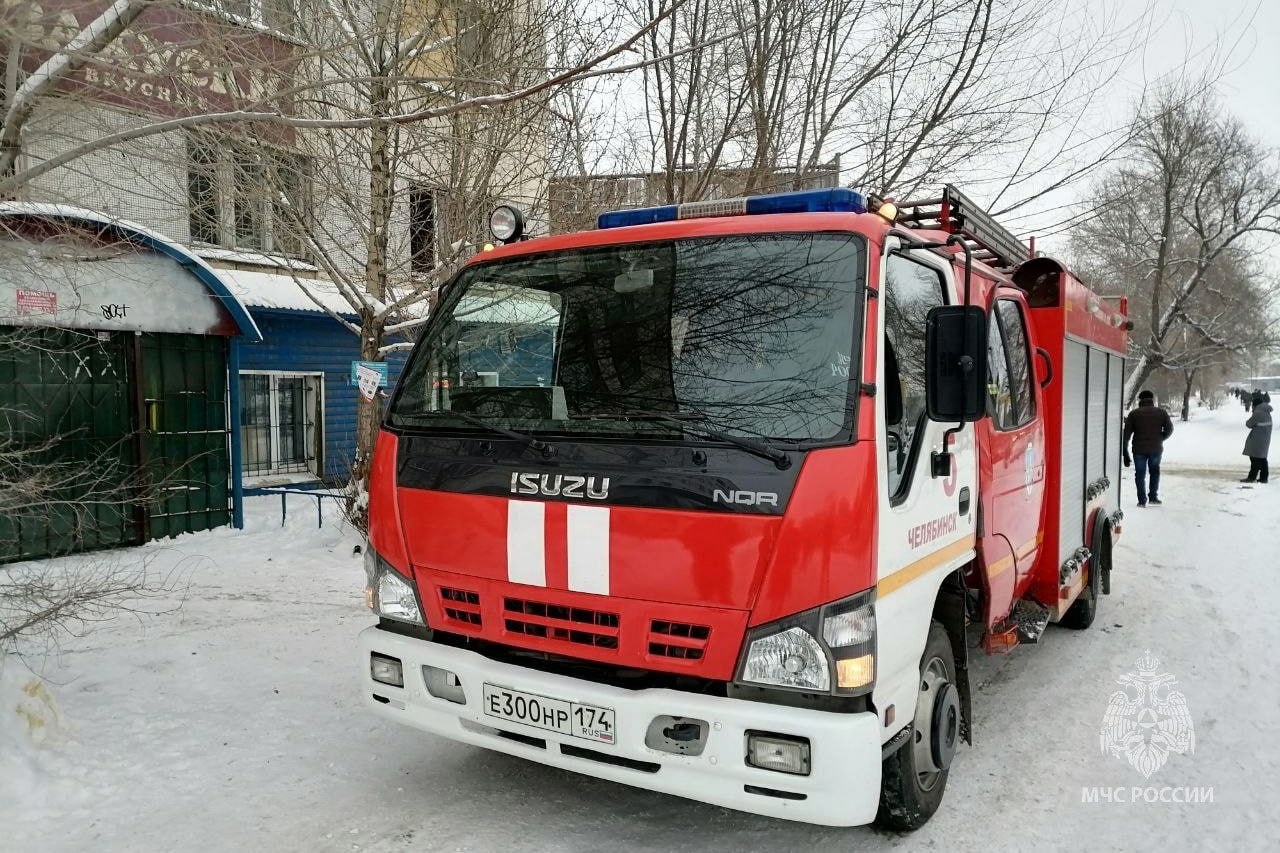 В Челябинске из горящей квартиры спасли мужчину и двухлетнего ребенка
