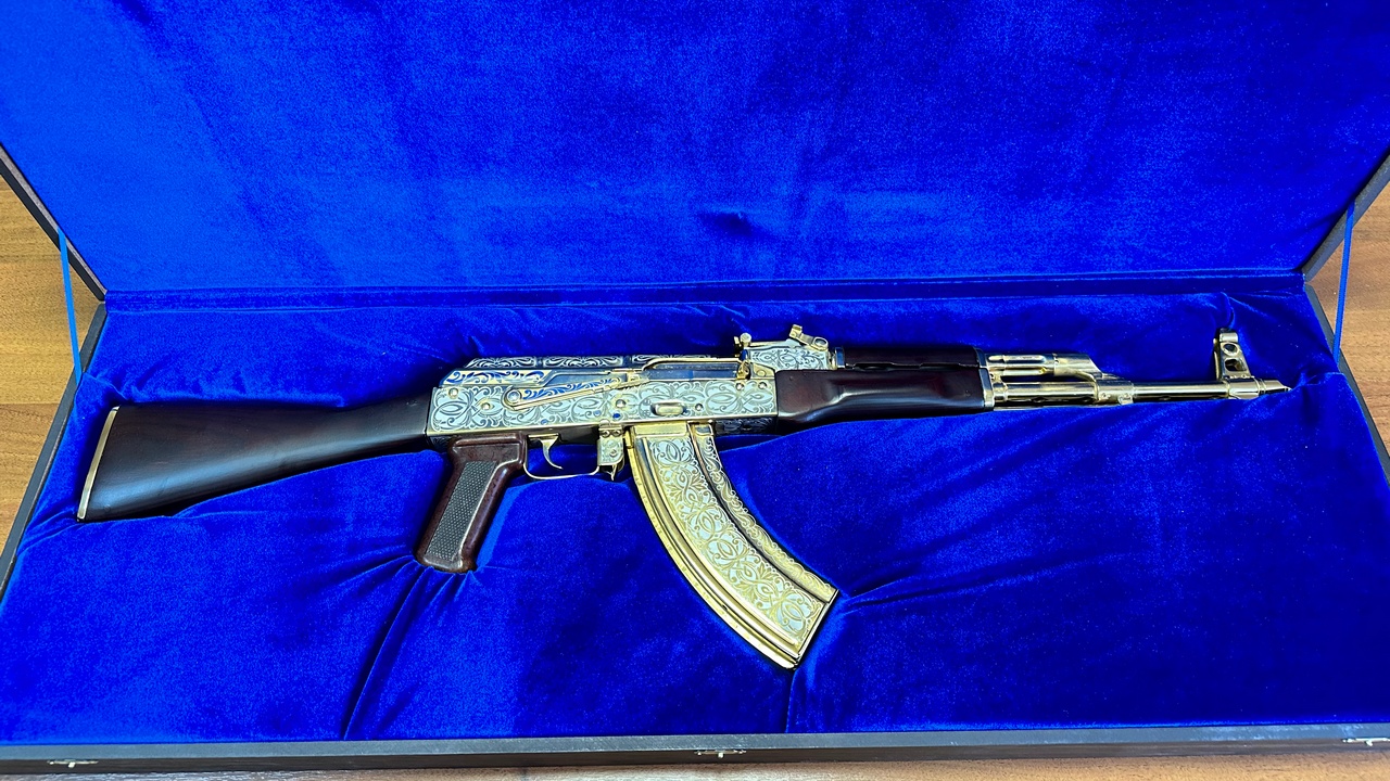 Житель Челябинска пытался вывезти из страны золотой автомат