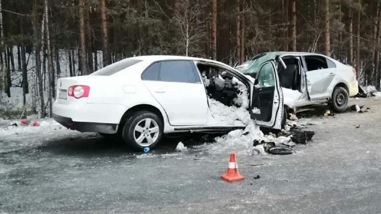 В лобовом ДТП в Челябинской области погибли 5 человек