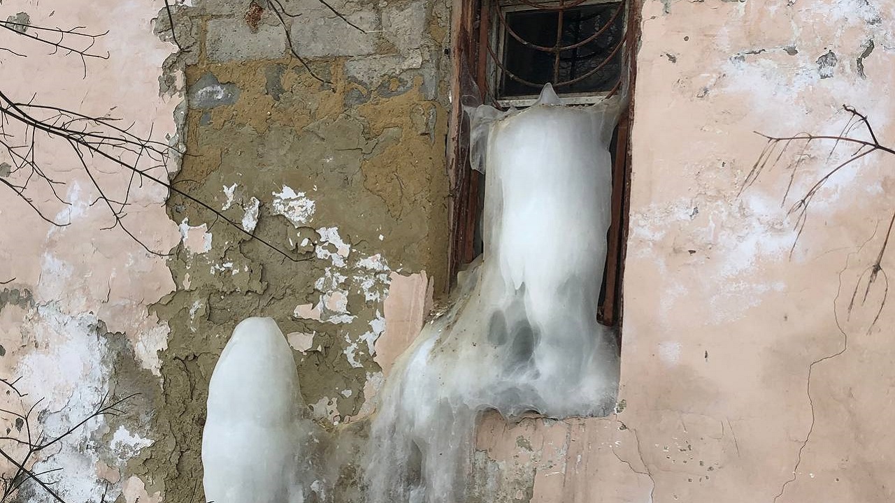 Стены сковало льдом: жилой дом в Челябинске остался без отопления