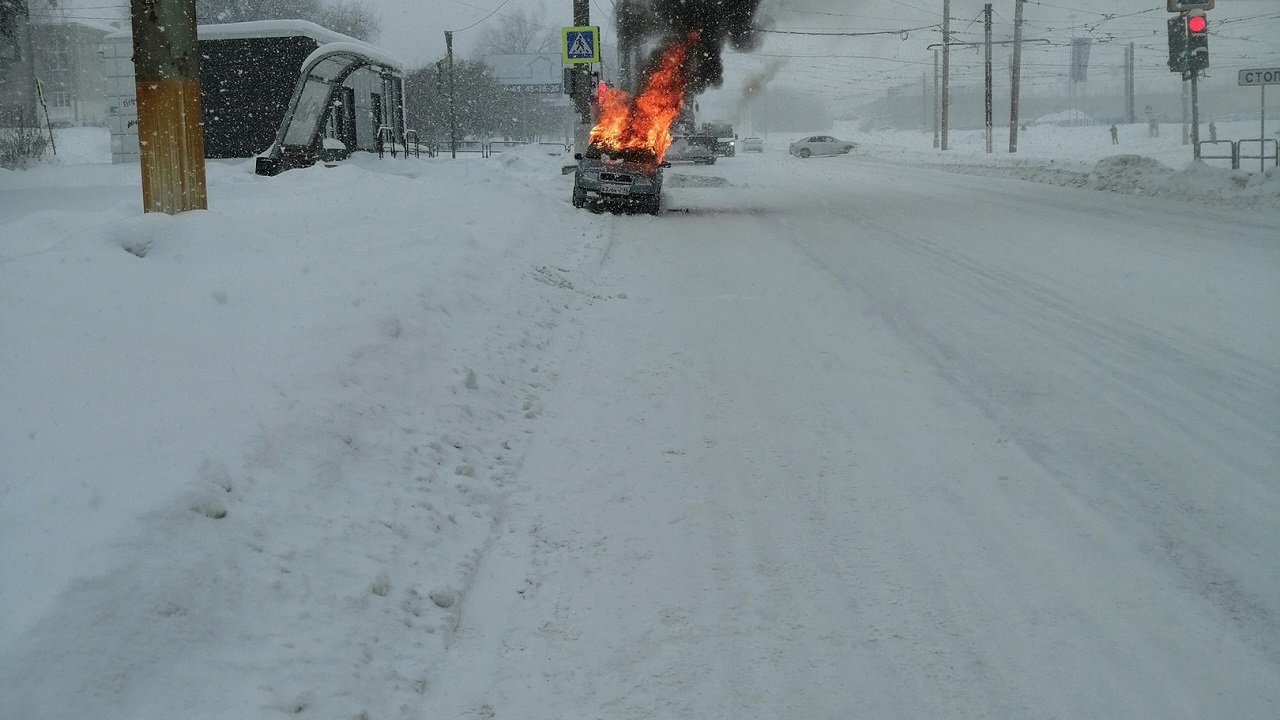 Водитель получил ожоги: в Челябинской области на ходу загорелась иномарка