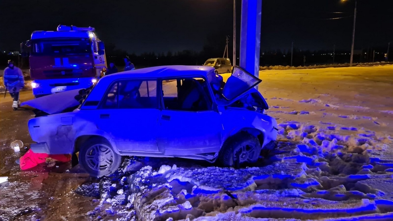 Под Челябинском машина протаранила столб: водитель погиб на месте