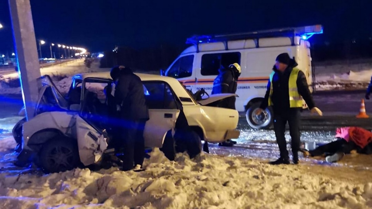 Под Челябинском машина протаранила столб: водитель погиб на месте