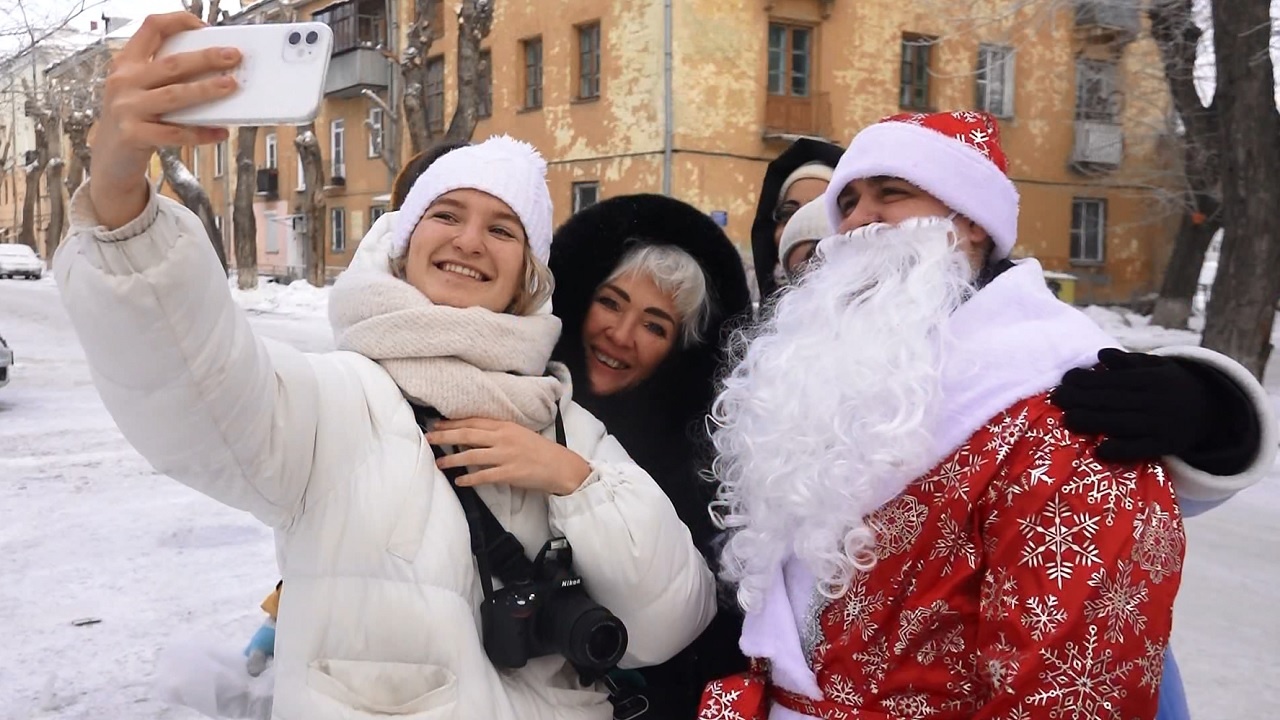 Дед Мороз поздравил бездомных в Челябинске