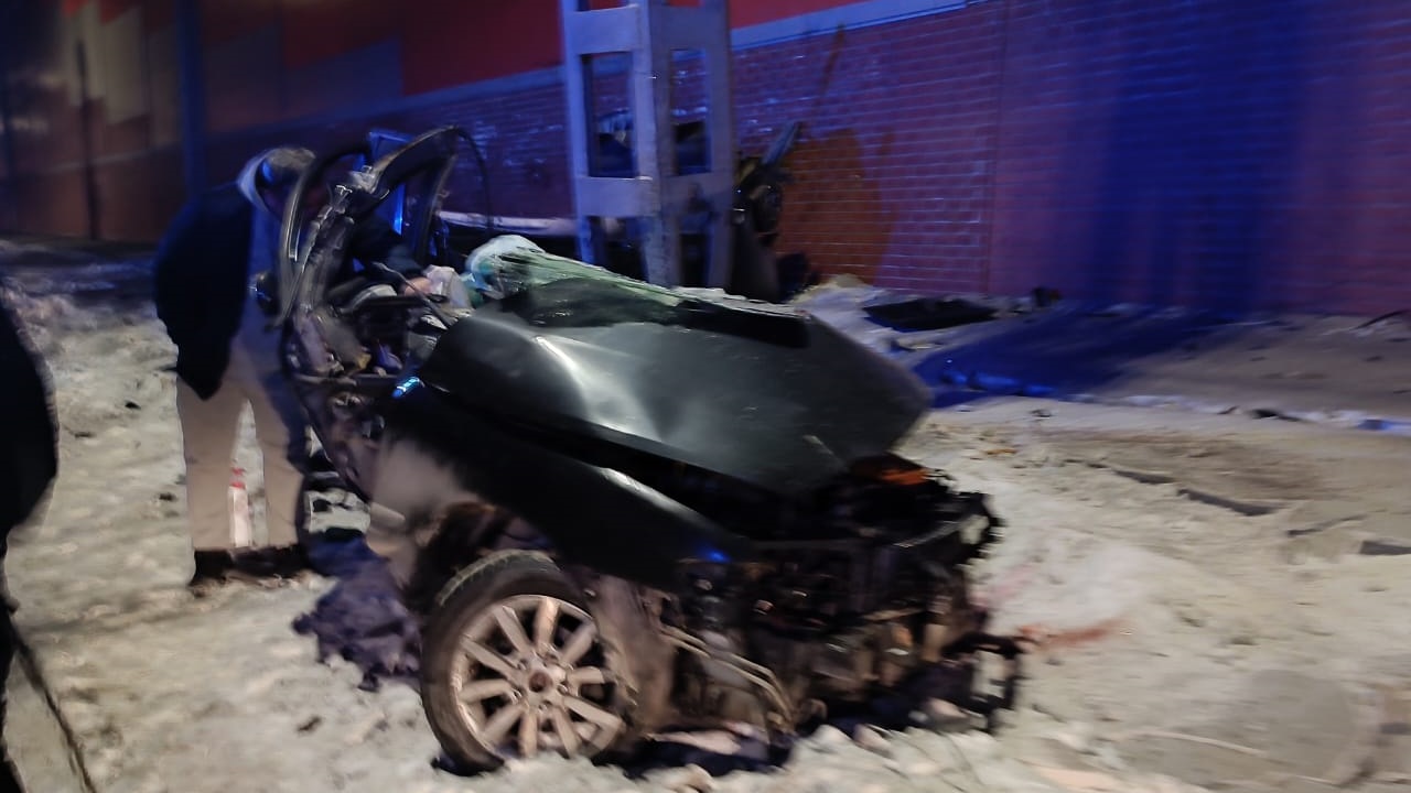 В Челябинске иномарка протаранила фонарный столб: пострадали два человека В Челябинске иномарка протаранила фонарный столб: пострадали два человека