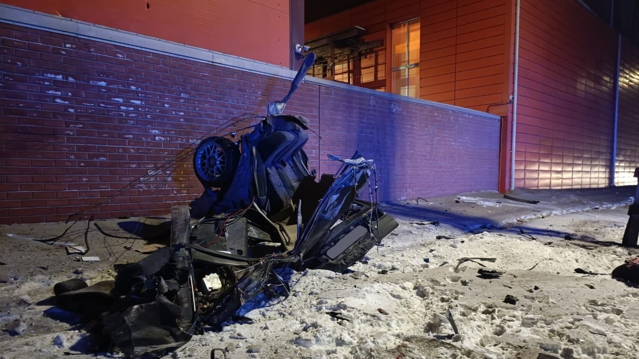 В Челябинске иномарка протаранила фонарный столб: пострадали два человека В Челябинске иномарка протаранила фонарный столб: пострадали два человека