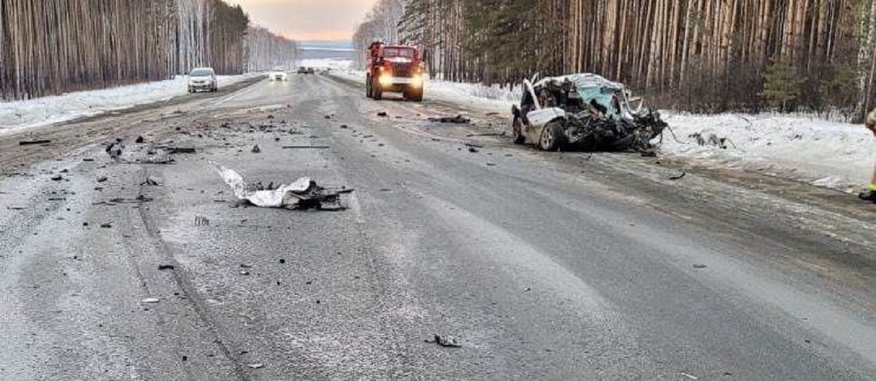 В ДТП с грузовиком в Челябинской области погибли 5 человек В ДТП с грузовиком в Челябинской области погибли 5 человек
