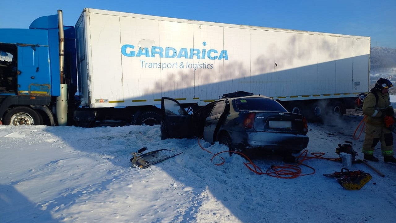 Погибла пассажирка: легковушка столкнулась с грузовиком в Челябинской области