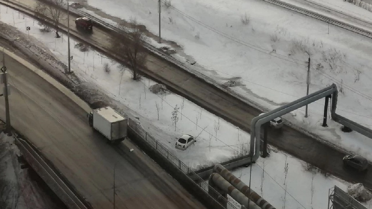 Легковой автомобиль вылетел с моста в Челябинске