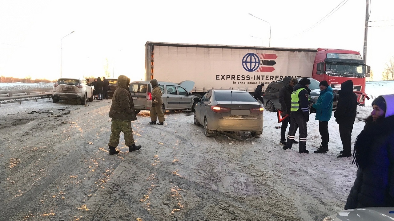 Восемь автомобилей столкнулись на трассе в Челябинской области